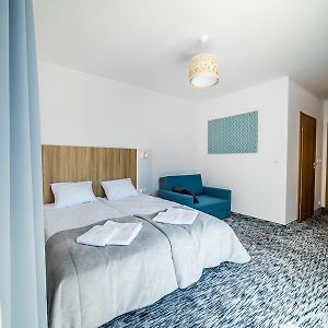 Duży pokój z łóżkiem king-size